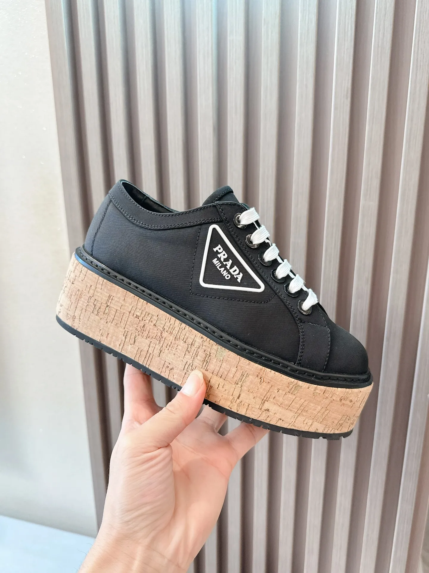 👟👟Ex-factory price 500👟👟 ☑️SNGG ｜Thick-soled high-explosive shoes Super hot Prada Prada 2024 latest spring and summer sawtooth Roman ultra-light thick-soled shoes! Retro, fashionable and avant-garde gear teeth make the whole pair of shoes light, comfortable and brightly colored to satisfy a variety of choices for fashionable people of different styles! The iconic molded injection triangle logo is matched with the shape of the upper foot 🦶🏻It’s super nice, every element is fashionable! - MATERIAL Material - ⇢ Upper: imported silk nylon twill ⇢ Lining: sheepskin lining ⇢ Outsole: TPU wood grain rubber combination outsole ⇢size：#35～40